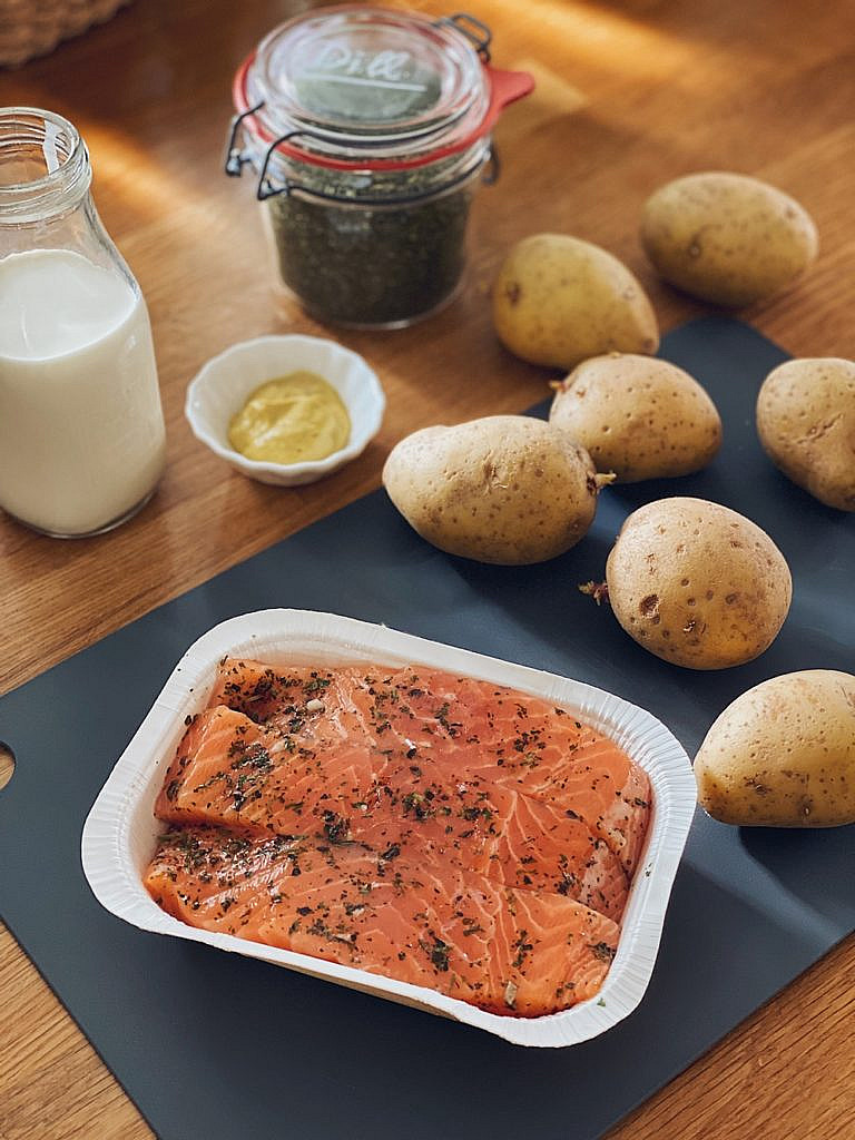 Lachsfilet mit Dillsoße und Salzkartoffeln