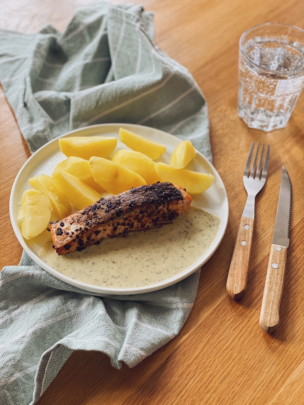 Lachsfilet mit Dillsoße und Salzkartoffeln