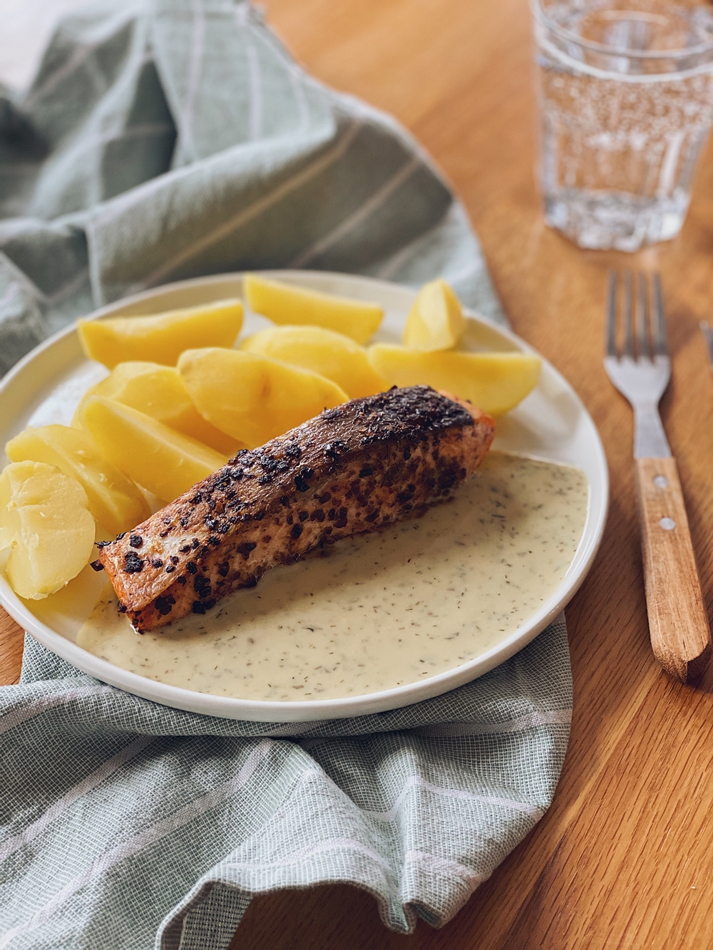 Lachsfilet mit Dillsoße und Salzkartoffeln