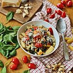 cremige Parmesan Pasta mit Garnelen, Spinat und Tomaten