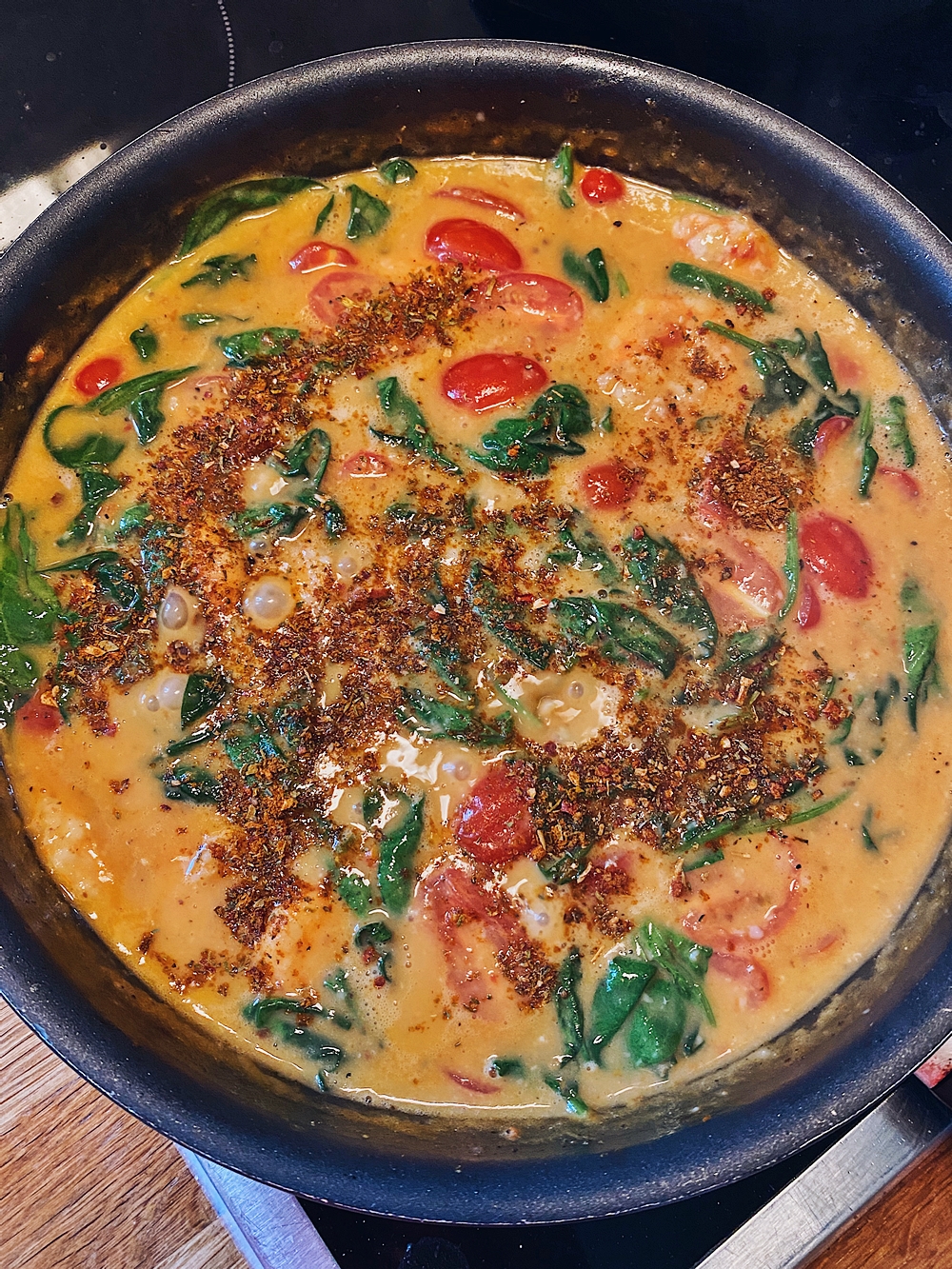 cremige Parmesan Pasta mit Garnelen, Spinat und Tomaten