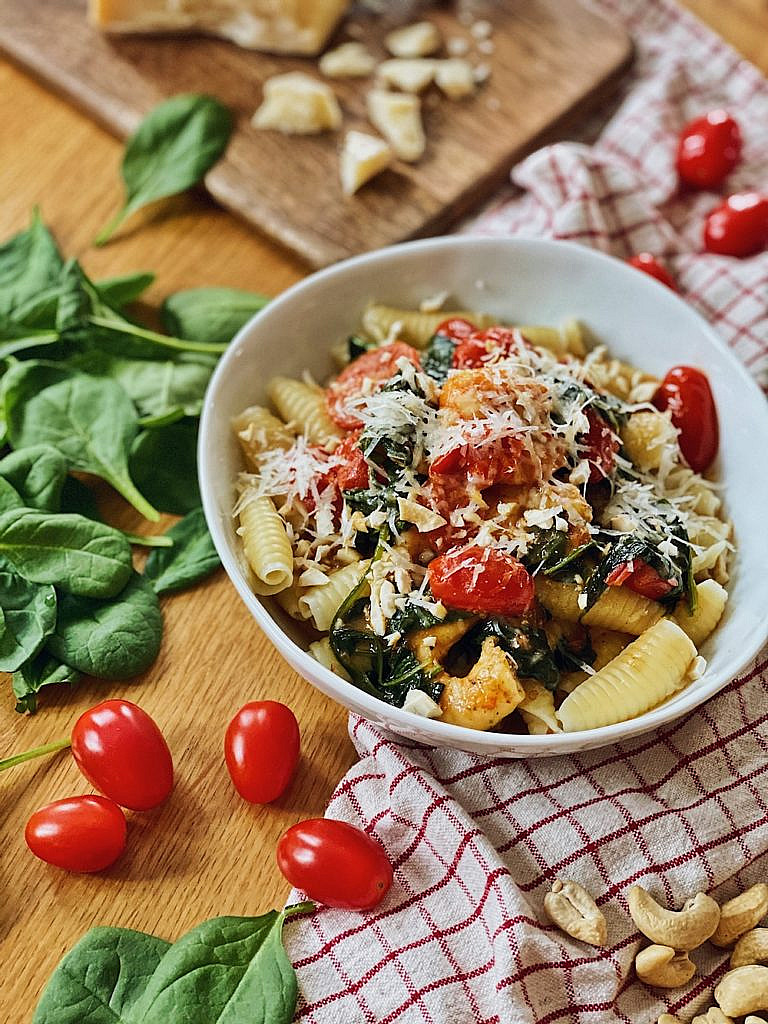 cremige Parmesan Pasta mit Garnelen, Spinat und Tomaten