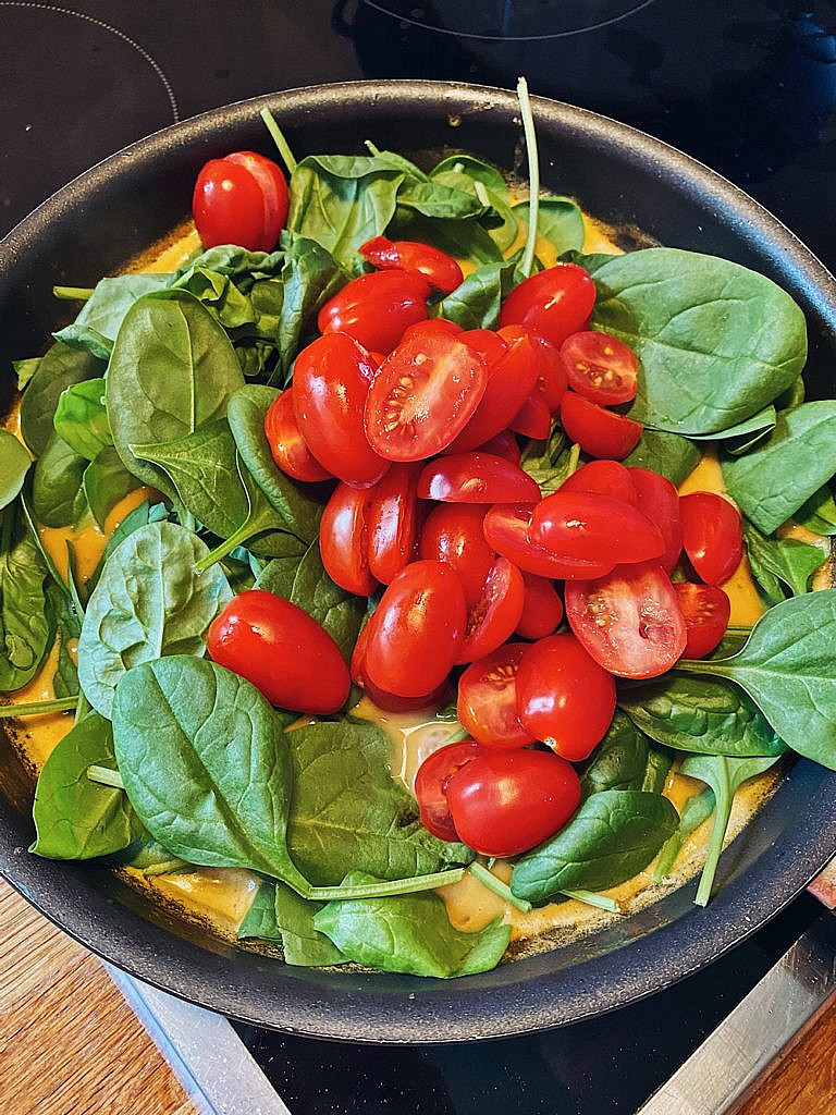 cremige Parmesan Pasta mit Garnelen, Spinat und Tomaten