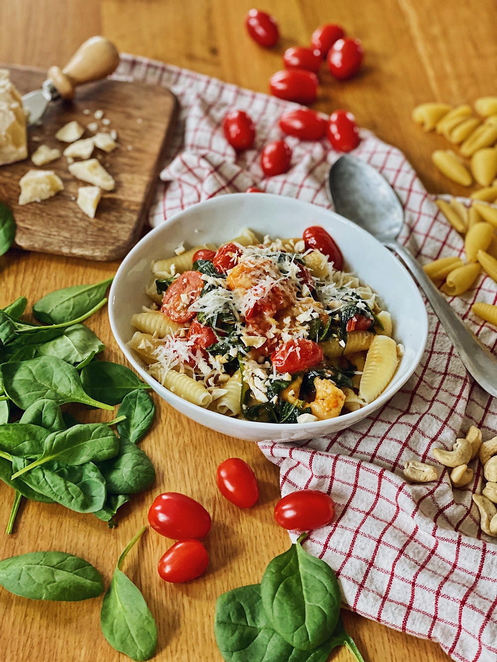 cremige Parmesan Pasta mit Garnelen, Spinat und Tomaten