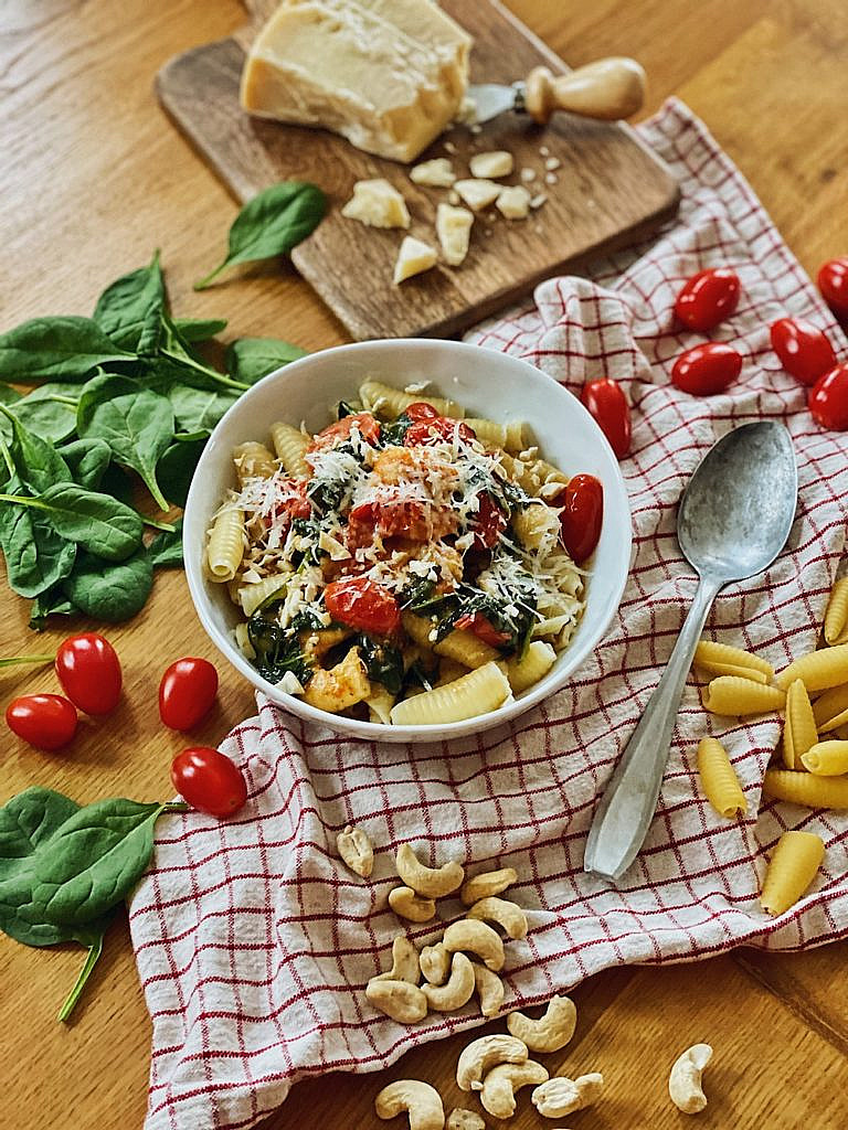 cremige Parmesan Pasta mit Garnelen, Spinat und Tomaten