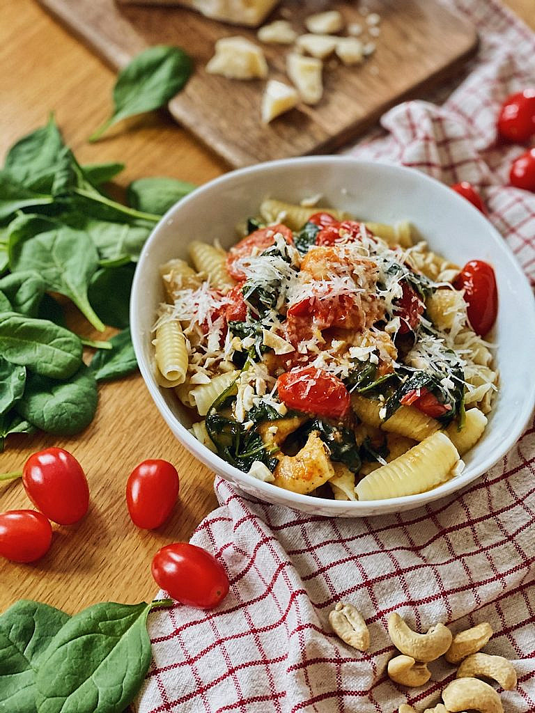 cremige Parmesan Pasta mit Garnelen, Spinat und Tomaten