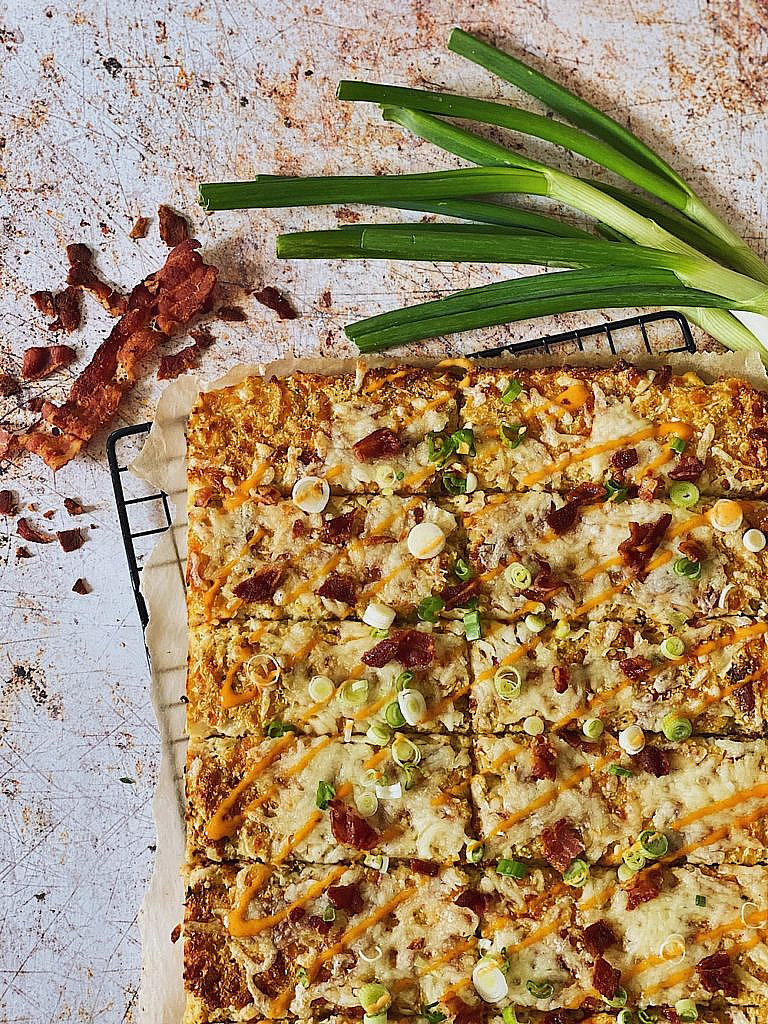 Cheesy Cauliflower Breadsticks mit Bacon & Sriracha Mayo