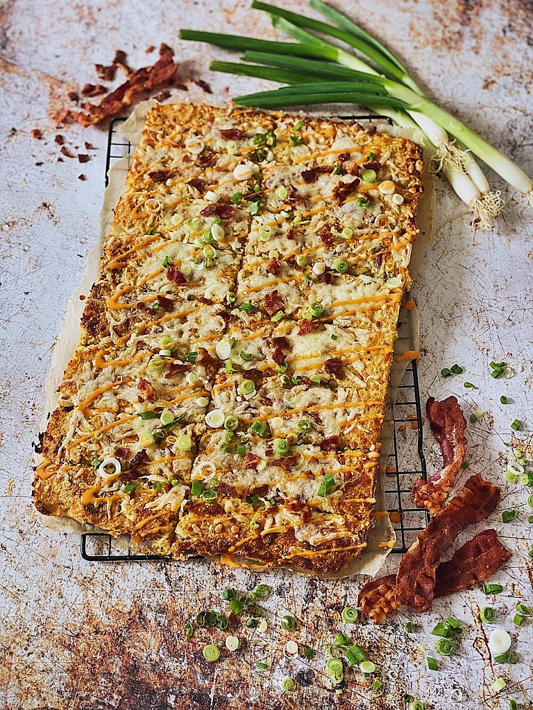 Cheesy Cauliflower Breadsticks mit Bacon & Sriracha Mayo