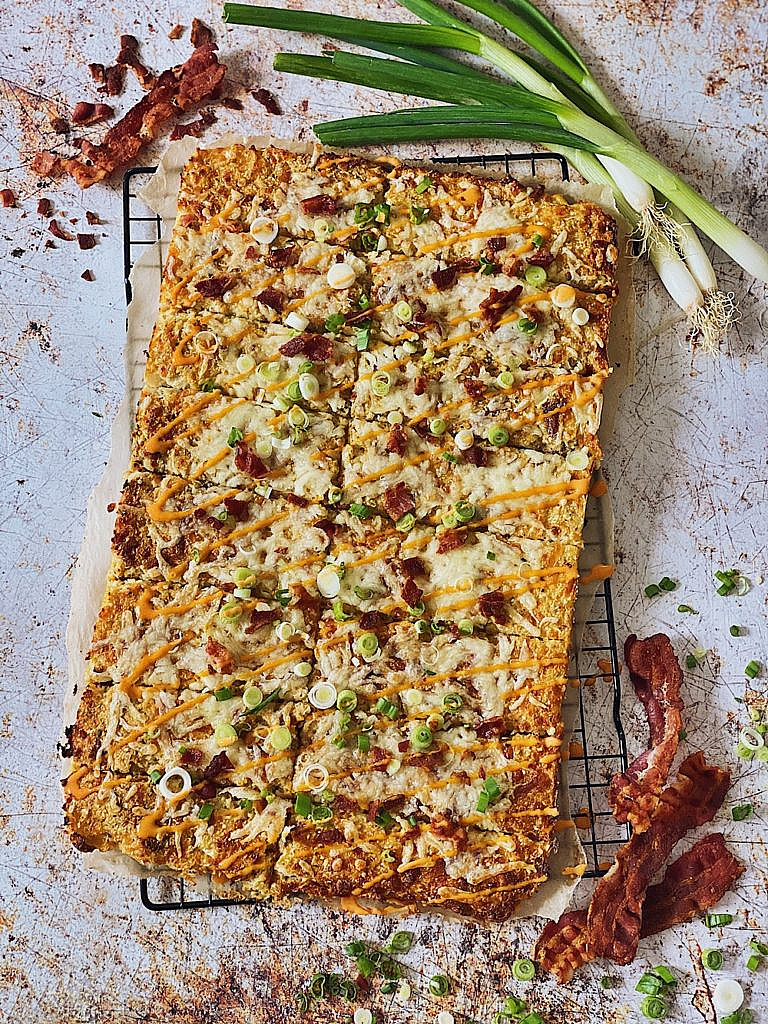 Cheesy Cauliflower Breadsticks mit Bacon & Sriracha Mayo