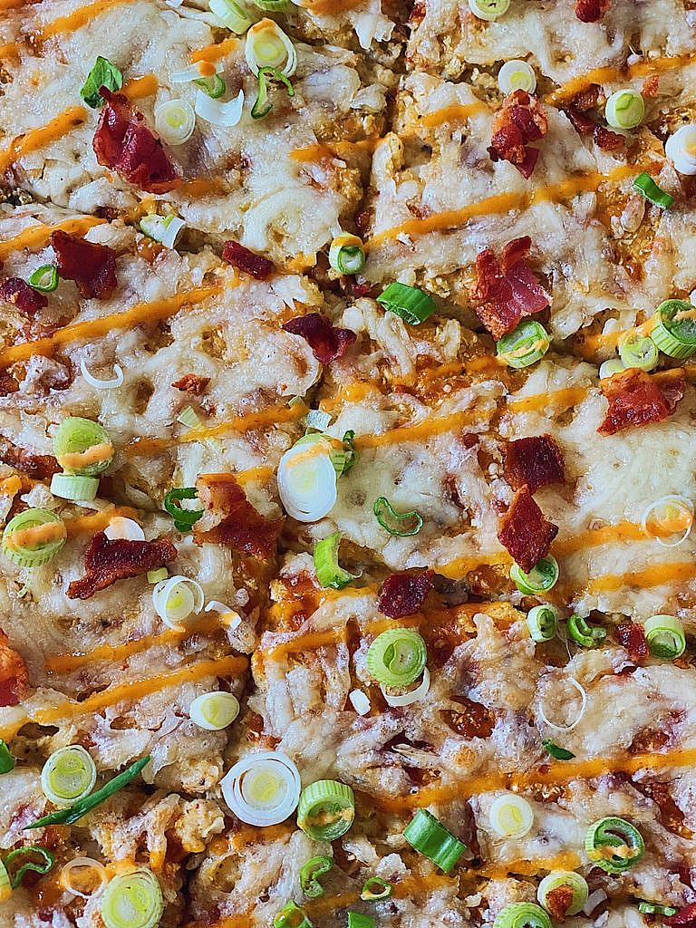 Cheesy Cauliflower Breadsticks mit Bacon & Sriracha Mayo