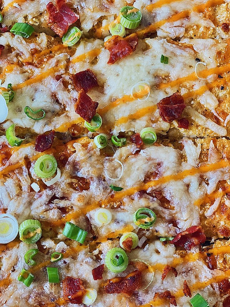 Cheesy Cauliflower Breadsticks mit Bacon & Sriracha Mayo