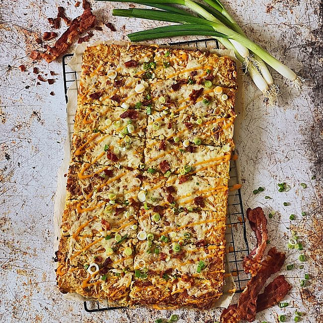 Cheesy Cauliflower Breadsticks mit Bacon & Sriracha Mayo