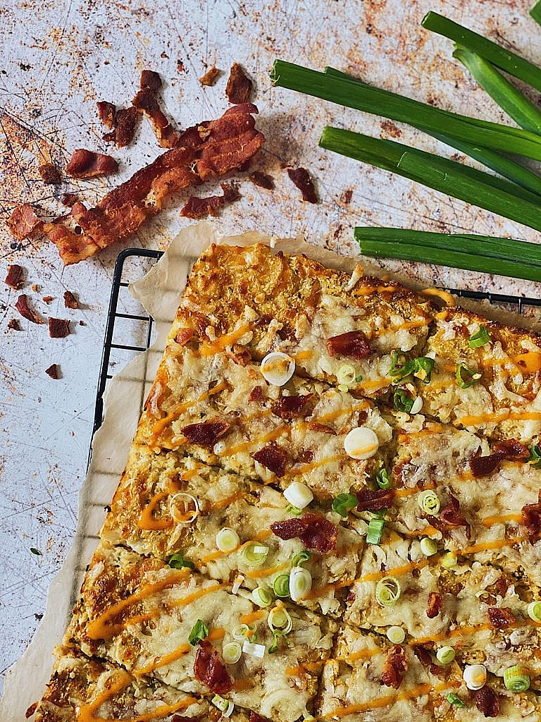 Cheesy Cauliflower Breadsticks mit Bacon & Sriracha Mayo