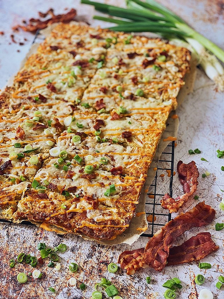 Cheesy Cauliflower Breadsticks mit Bacon & Sriracha Mayo