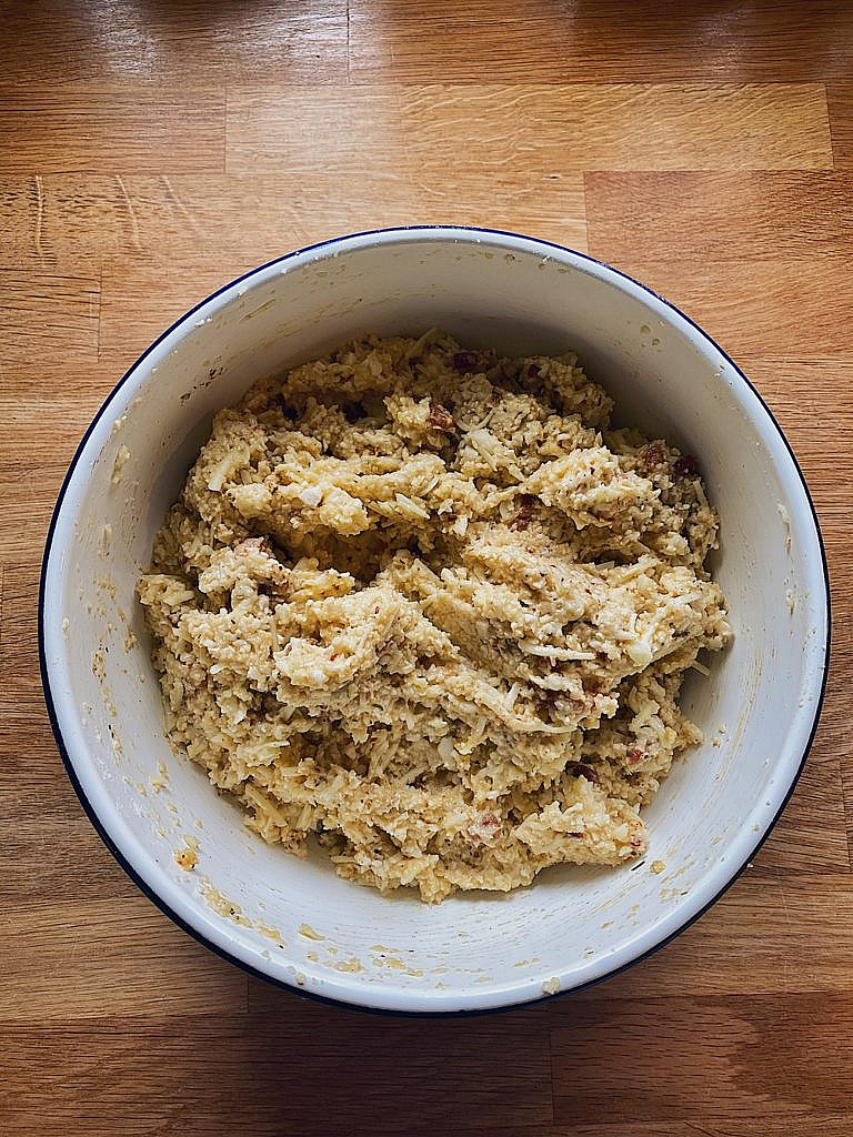 Cheesy Cauliflower Breadsticks mit Bacon & Sriracha Mayo