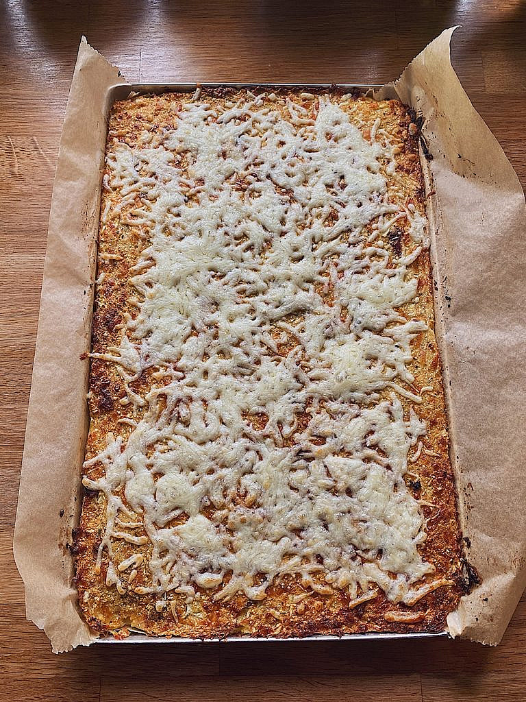 Cheesy Cauliflower Breadsticks mit Bacon & Sriracha Mayo