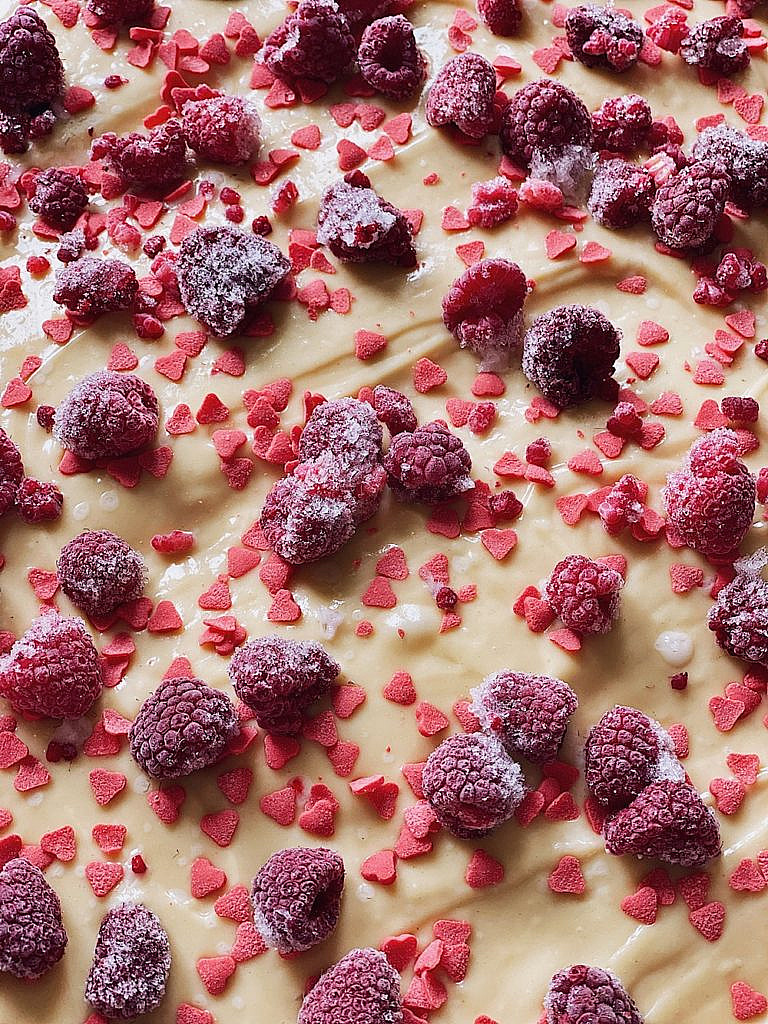 Himbeerkuchen vom Blech mit rosa Herzchen-Streusel-Frosting