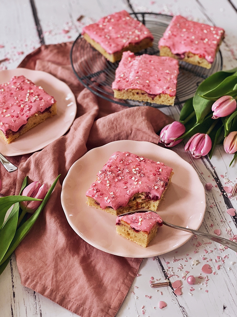 Himbeerkuchen vom Blech mit rosa Herzchen-Streusel-Frosting