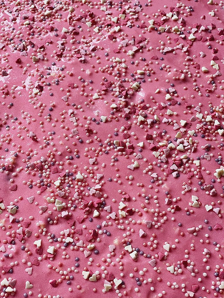 Himbeerkuchen vom Blech mit rosa Herzchen-Streusel-Frosting