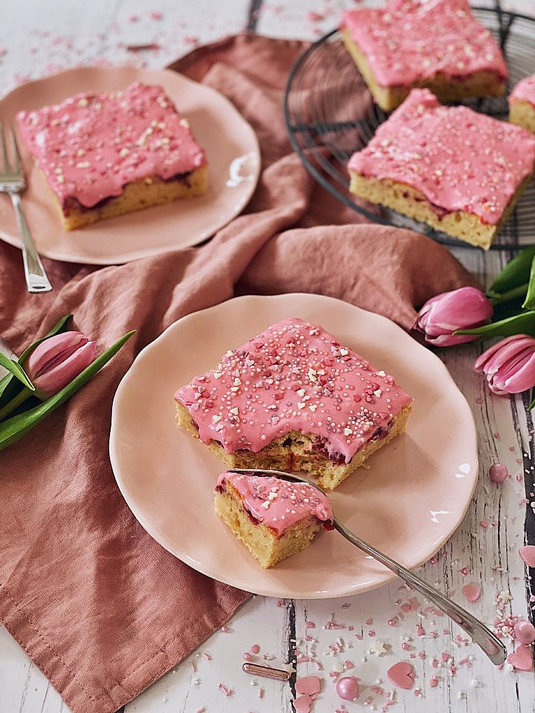 Himbeerkuchen vom Blech mit rosa Herzchen-Streusel-Frosting