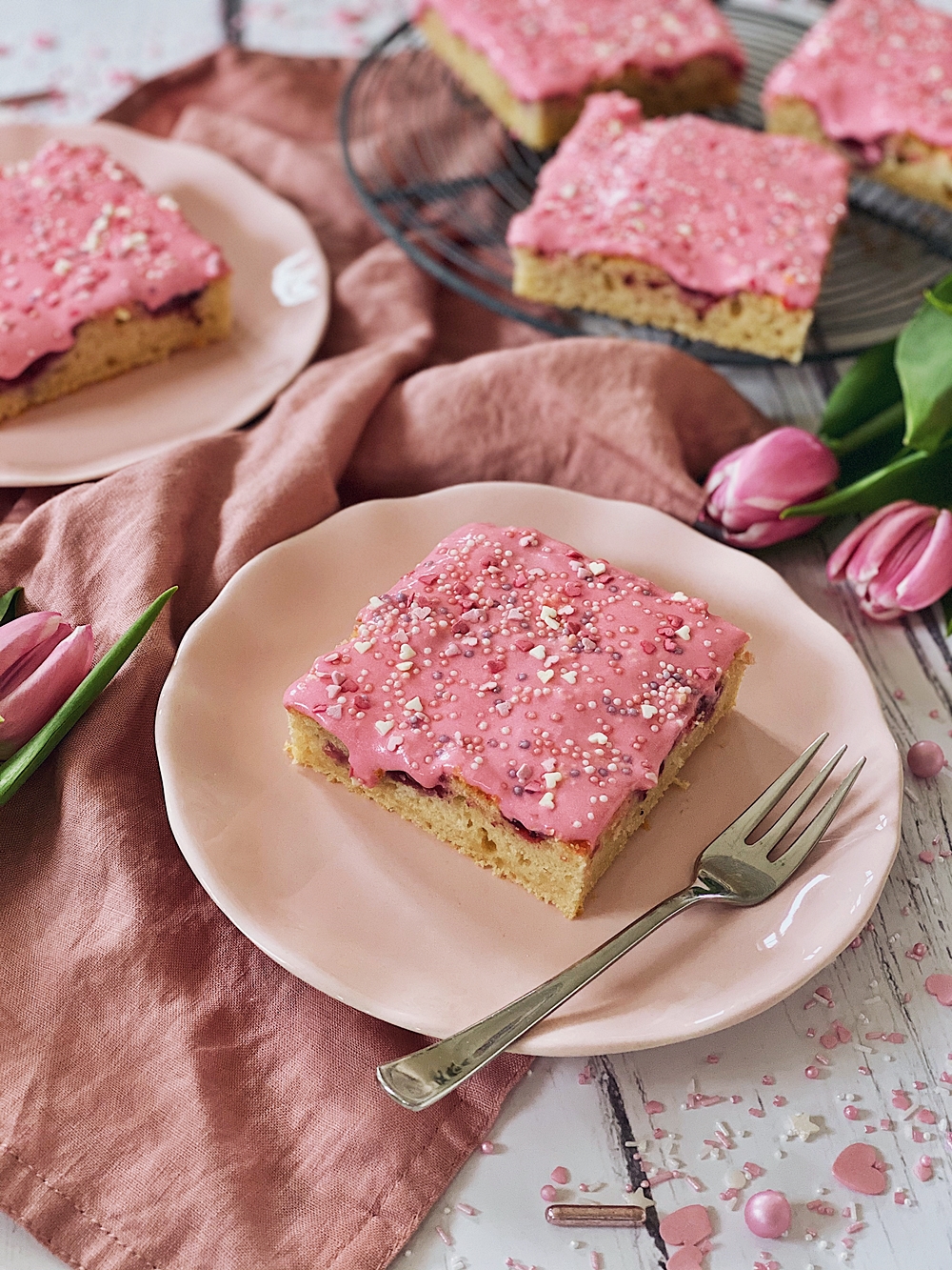 Himbeerkuchen vom Blech mit rosa Herzchen-Streusel-Frosting