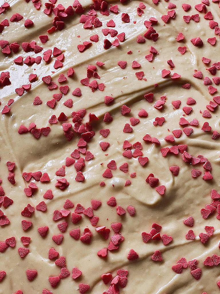 Himbeerkuchen vom Blech mit rosa Herzchen-Streusel-Frosting