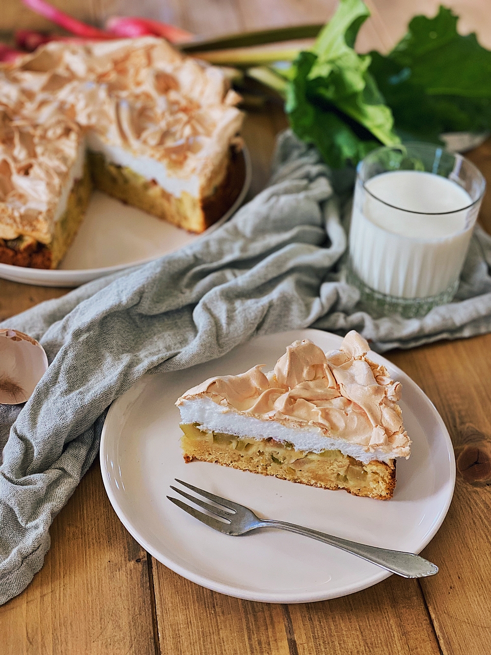 Omas Rhabarberkuchen mit Baiser - Fashion Kitchen Omas Rhabarberkuchen mit Baiser - Fashion Kitchen