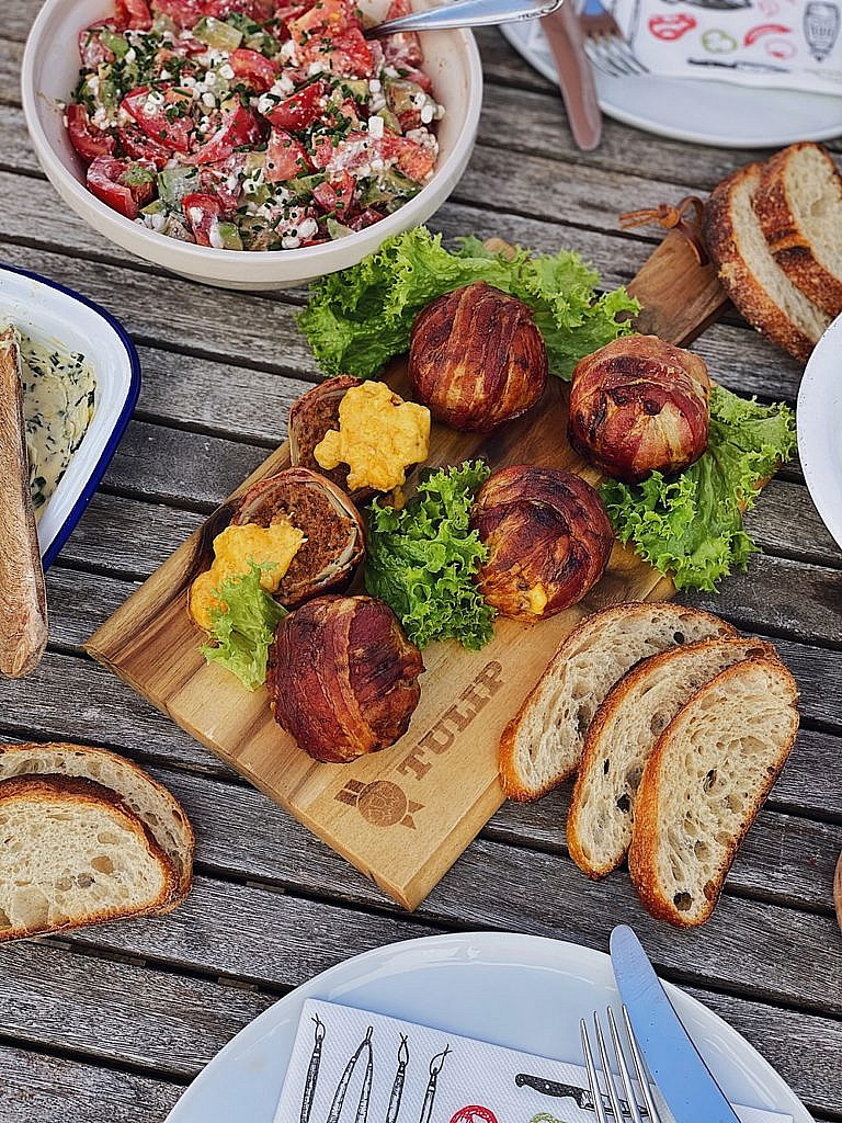 Bacon Beef Onion Bombs - Speck-Hack-Zwiebel Bomben mit Käse