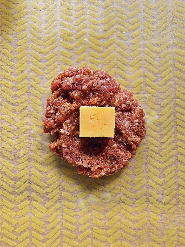 Bacon Beef Onion Bombs - Speck-Hack-Zwiebel Bomben mit Käse