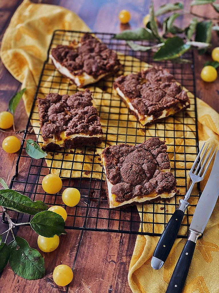 Brownie Cheesecake mit Schoko-Streusel und Ringlo/Aprikosen vom Blech