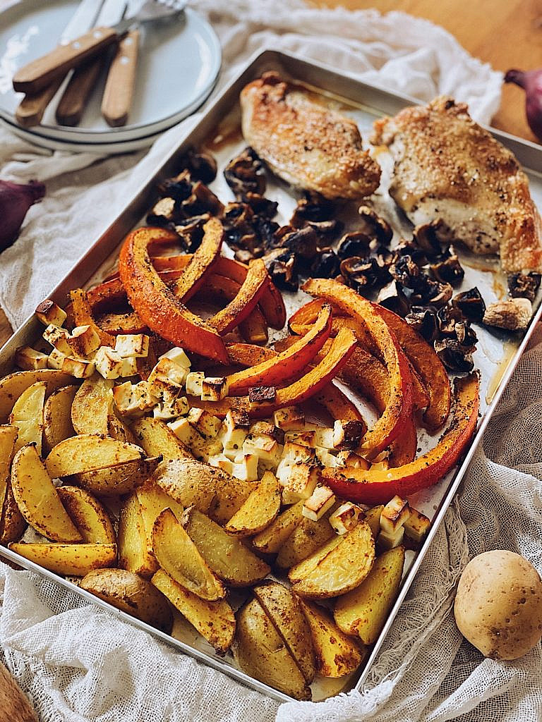 Country Huhn vom Blech mit Kartoffelwedges, Kürbis, Pilzen & Feta