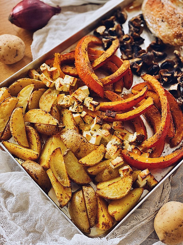 Country Huhn vom Blech mit Kartoffelwedges, Kürbis, Pilzen & Feta