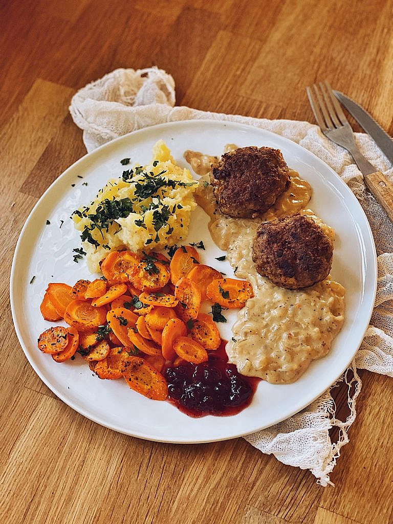 Fleischküchle mit Kartoffelstampf, Backofenkarotten & Senfsoße