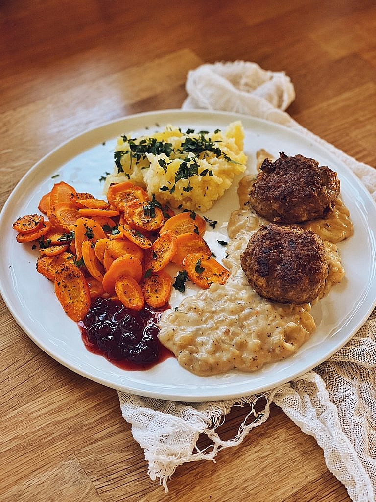 Fleischküchle mit Kartoffelstampf, Backofenkarotten & Senfsoße