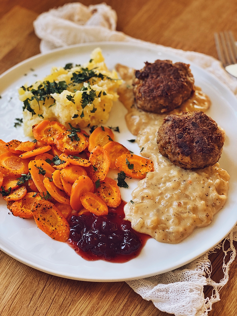 Fleischküchle mit Kartoffelstampf, Backofenkarotten &amp; Senfsoße ...