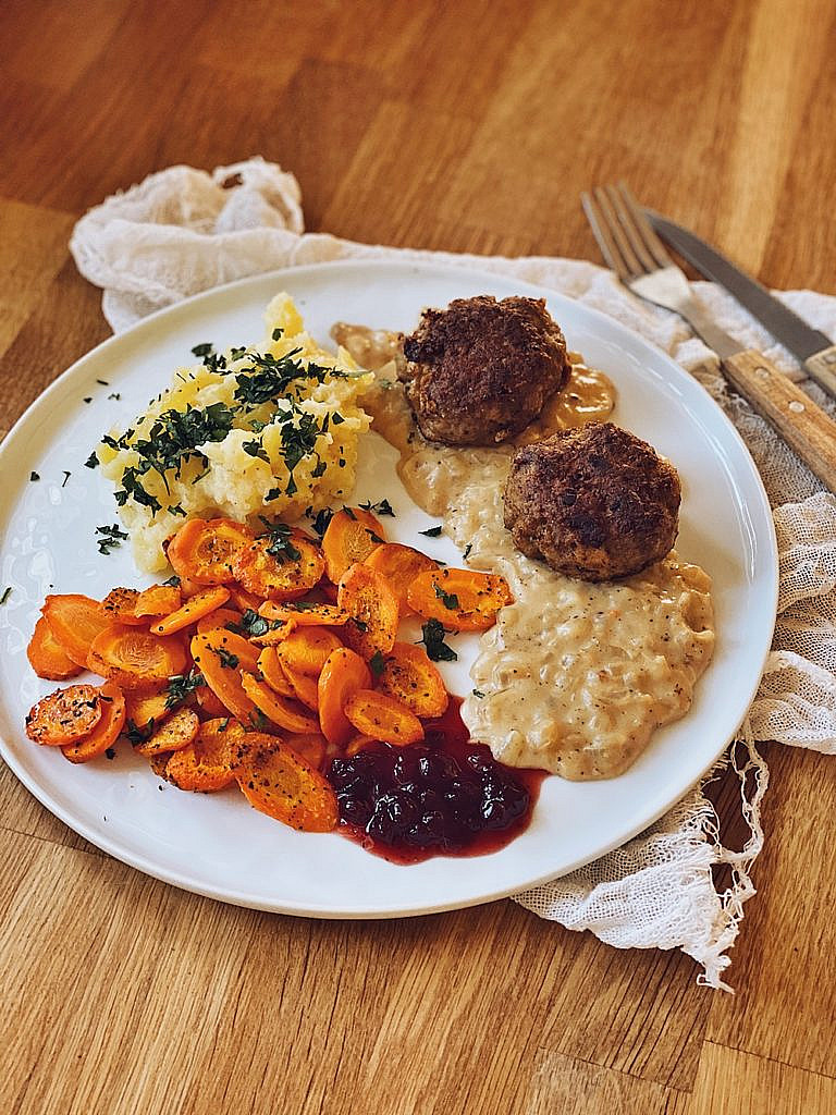 Fleischküchle mit Kartoffelstampf, Backofenkarotten &amp; Senfsoße ...