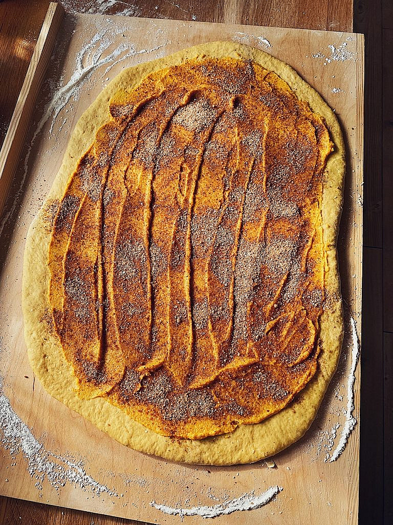 Kürbis-Zimt-Schnecken mit Frischkäseglasur - Pumpkin Cinnamon Rolls