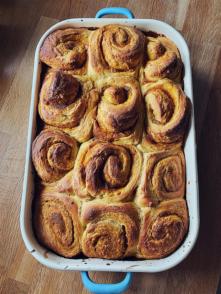 Kürbis-Zimt-Schnecken mit Frischkäseglasur - Pumpkin Cinnamon Rolls