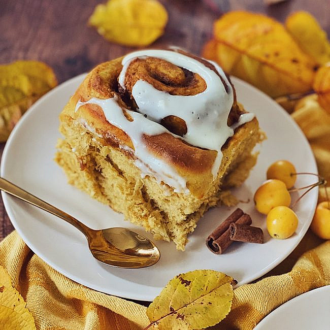 Kürbis-Zimt-Schnecken mit Frischkäseglasur - Pumpkin Cinnamon Rolls