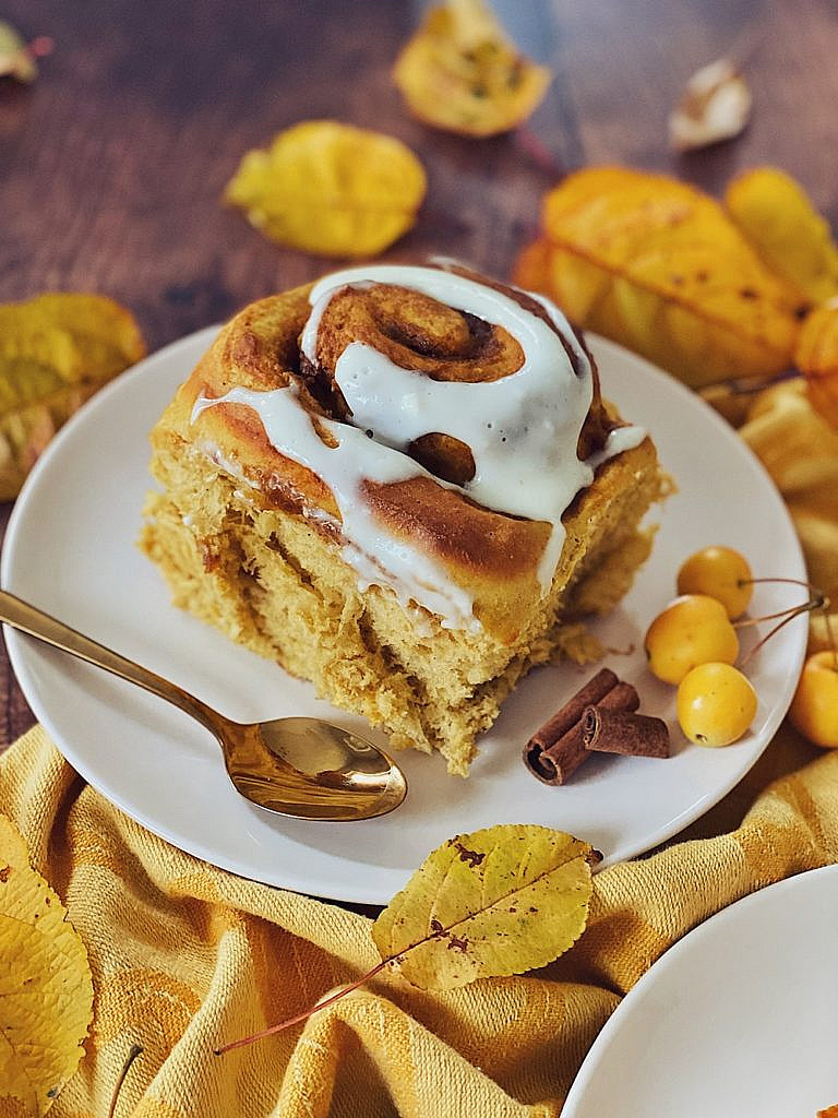 Kürbis-Zimt-Schnecken mit Frischkäseglasur - Pumpkin Cinnamon Rolls