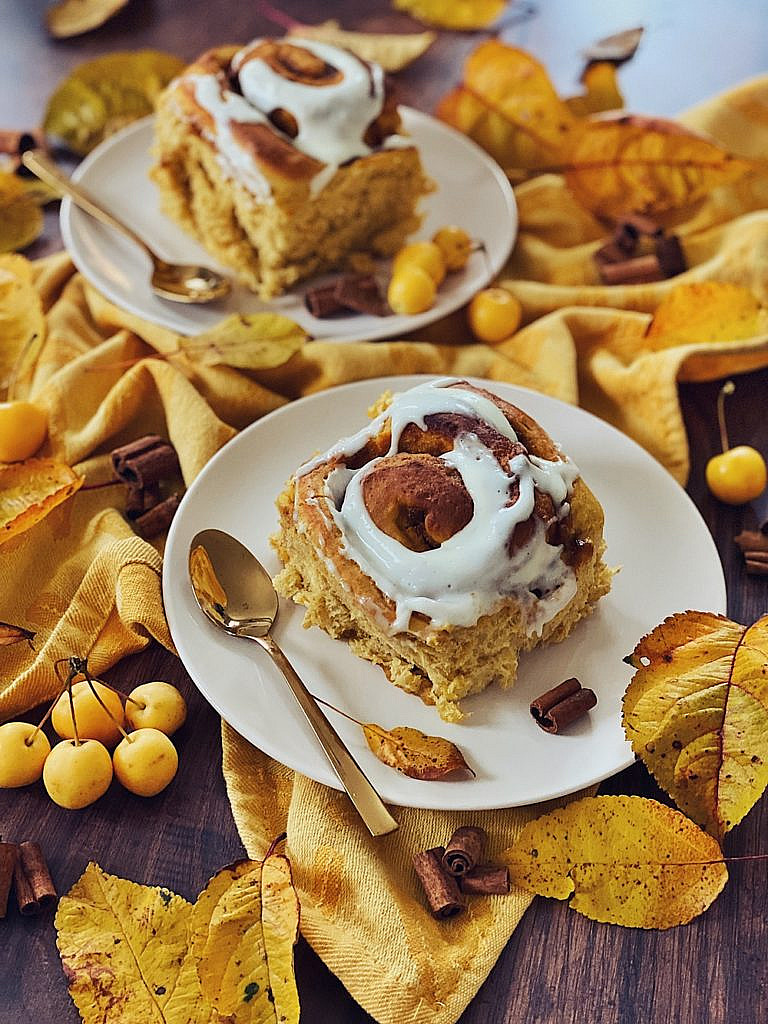 Kürbis-Zimt-Schnecken mit Frischkäseglasur - Pumpkin Cinnamon Rolls