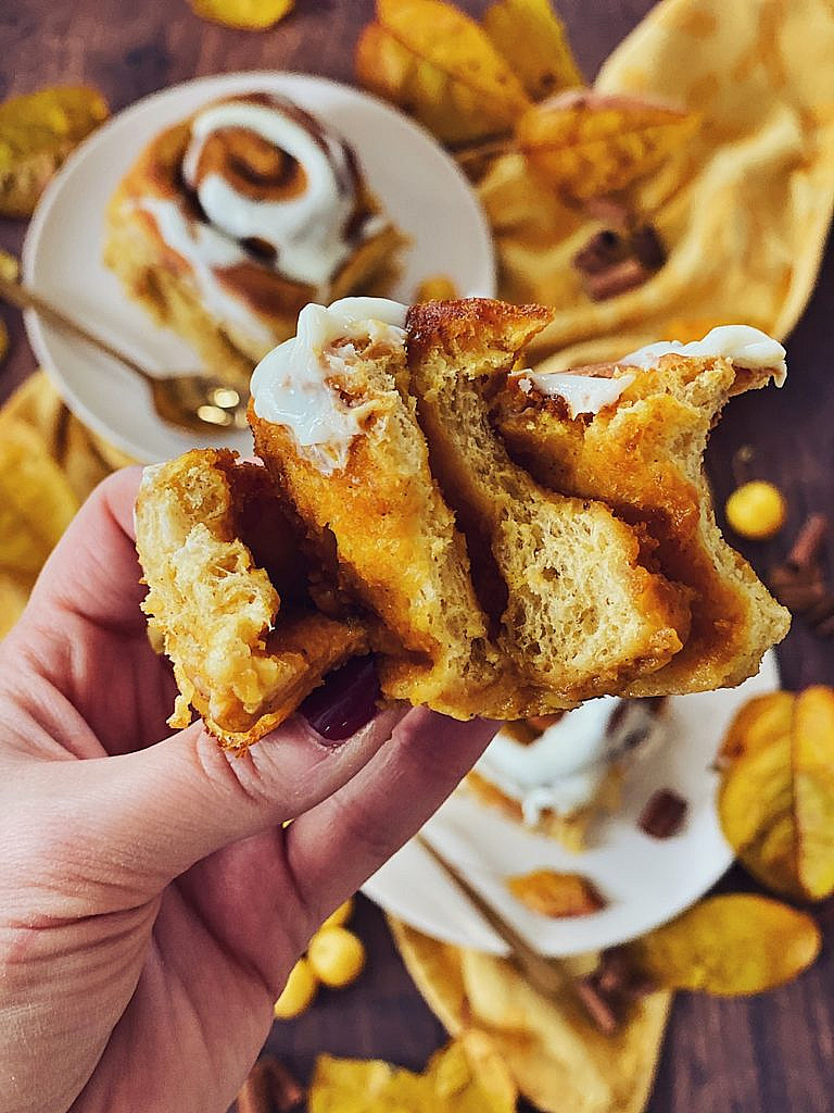 Kürbis-Zimt-Schnecken mit Frischkäseglasur - Pumpkin Cinnamon Rolls