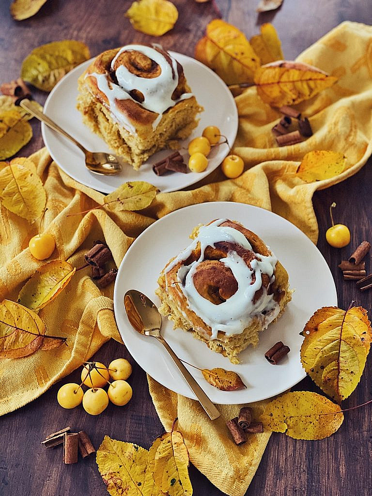 Kürbis-Zimt-Schnecken mit Frischkäseglasur - Pumpkin Cinnamon Rolls