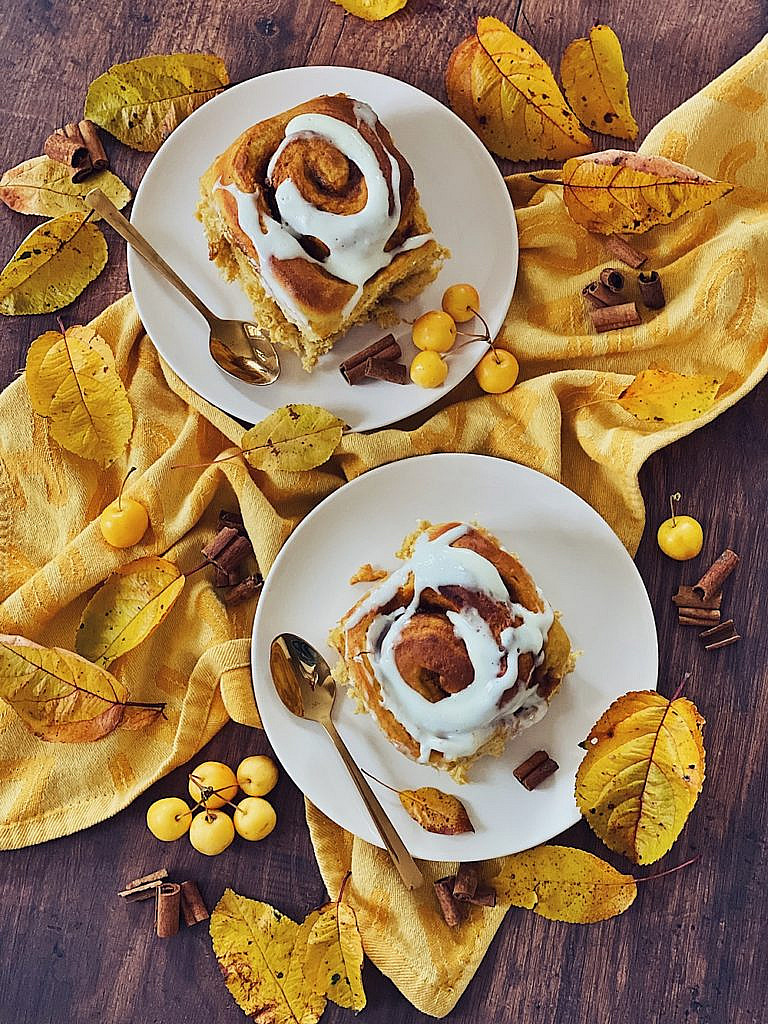 Kürbis-Zimt-Schnecken mit Frischkäseglasur - Pumpkin Cinnamon Rolls