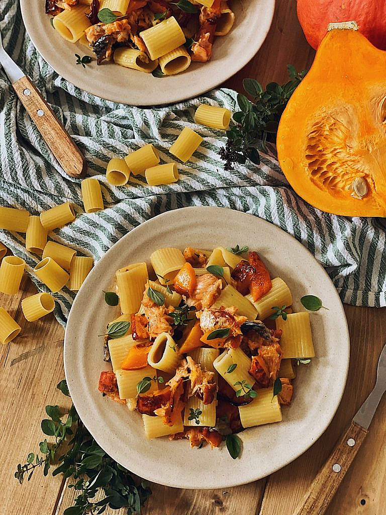 herbstliche Lachs-Kürbis-Pasta mit Parmesansoße