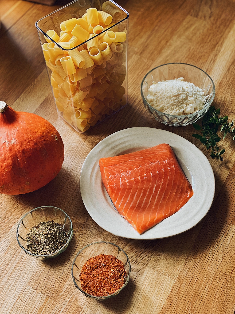 herbstliche Lachs-Kürbis-Pasta mit Parmesansoße