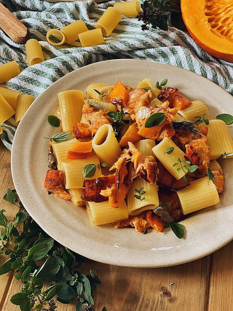 herbstliche Lachs-Kürbis-Pasta mit Parmesansoße