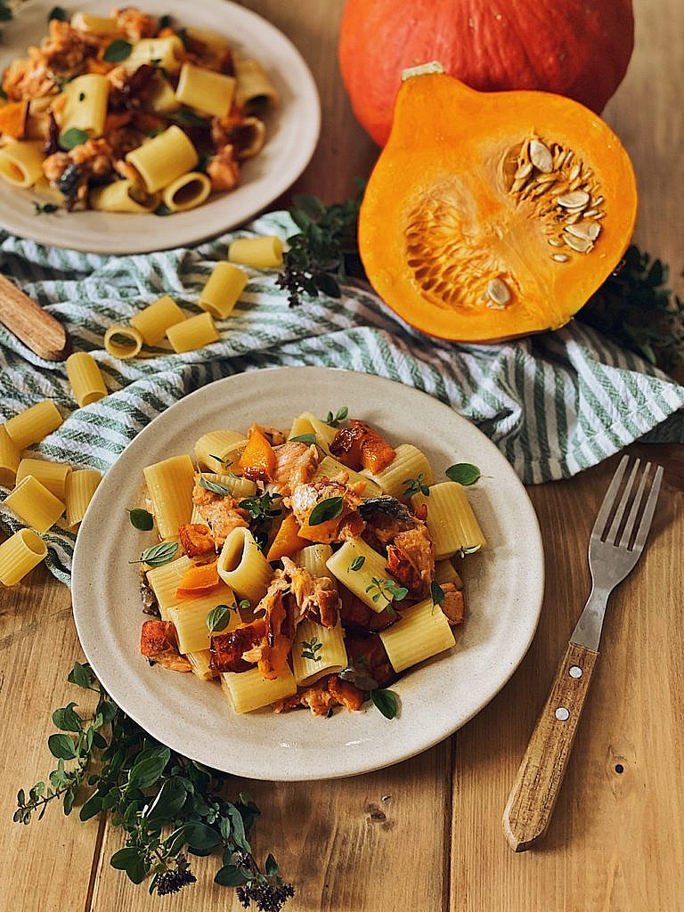 herbstliche Lachs-Kürbis-Pasta mit Parmesansoße