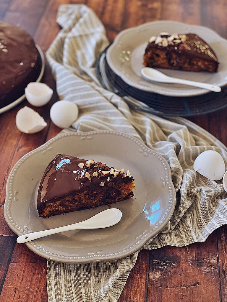 Bananenkuchen mit karamellisierten Bananen und Schokoladenglasur