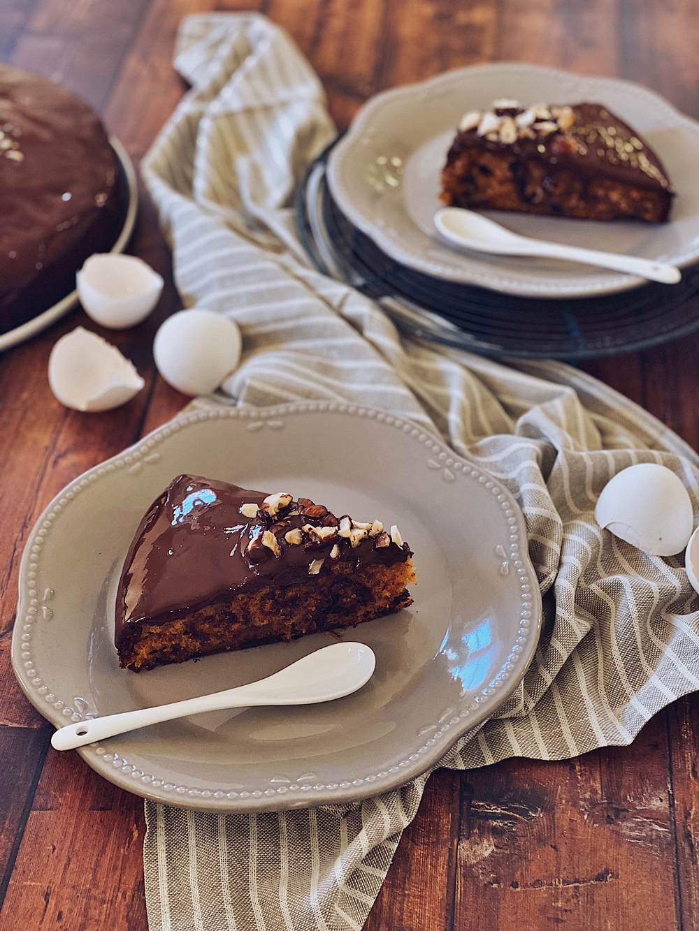 Bananenkuchen mit karamellisierten Bananen und Schokoladenglasur